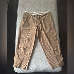 Columbia Brown Women’s Capri Pants. Size M. NWT. Non-Smoking